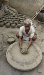 Potter_at_work,_Jaura,_India
