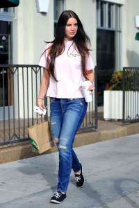 Lana-Del-Rey-in-Ripped-Jeans